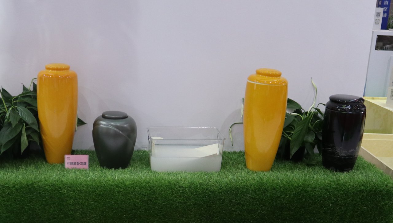 �����������һֻ�ܽ���ǻ�̳�ֳ�����ɫ����